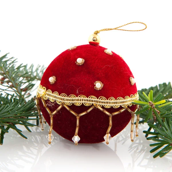 Червоний оксамитовий різдвяний м'яч — стокове фото