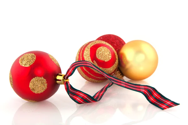 Rote und goldene Weihnachtskugeln — Stockfoto