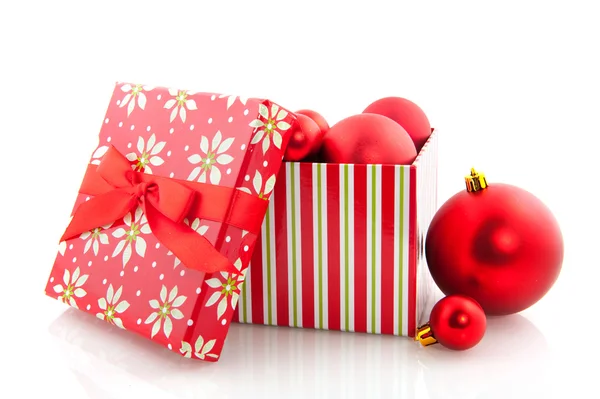 Noel topları ile kutu — Stok fotoğraf