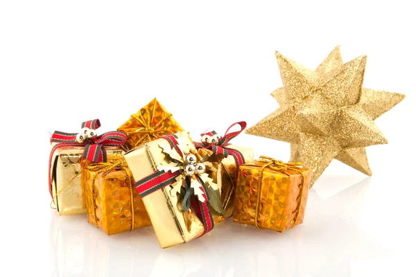 Goldene Weihnachtsgeschenke — Stockfoto
