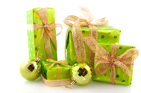 Grüne Weihnachtsgeschenke — Stockfoto