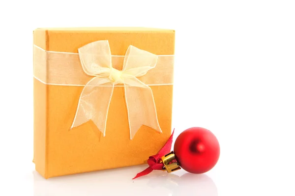 Presente amarelo para o Natal — Fotografia de Stock