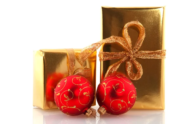 Natal dourado apresenta com bolas vermelhas — Fotografia de Stock