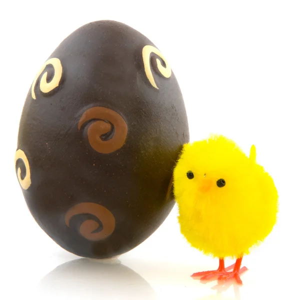 Раскрашенное пасхальное яйцо — стоковое фото