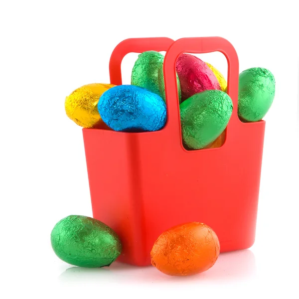 Röd väska med påskägg — Stockfoto