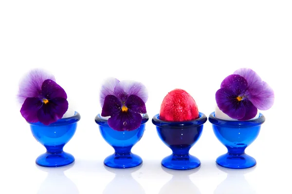 Œuf de Pâques avec tasses bleues — Photo