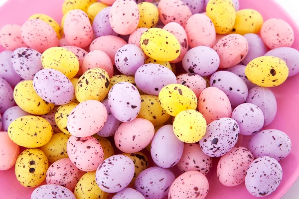 Розовая тарелка с пасхальными яйцами — стоковое фото