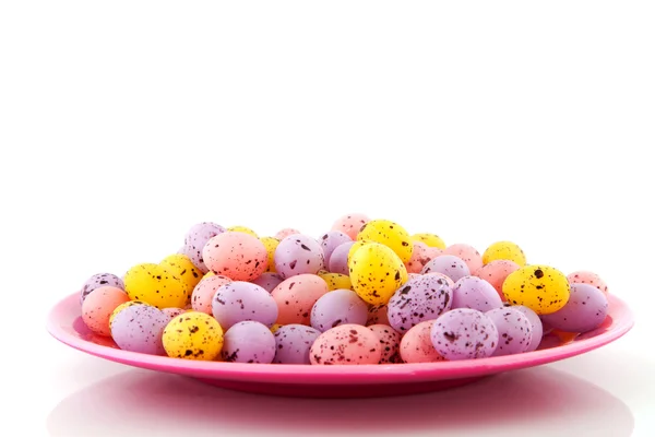 Рожева тарілка, наповнена великодніми яйцями — стокове фото
