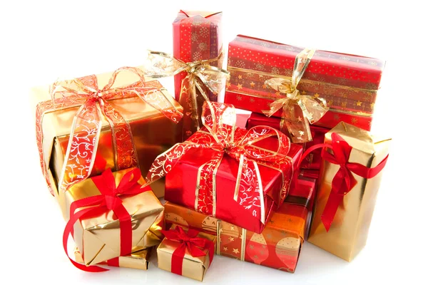 Viele rot-goldene Weihnachtsgeschenke — Stockfoto