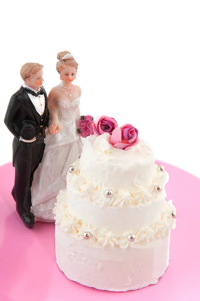 Casal de casamento perto do bolo de casamento — Fotografia de Stock