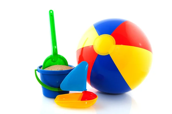 Beachball mit Spielzeug — Stockfoto