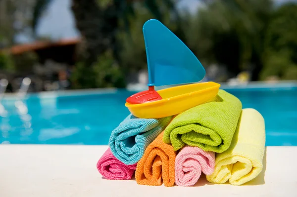 Rolované ručníky a hračky — Stock fotografie