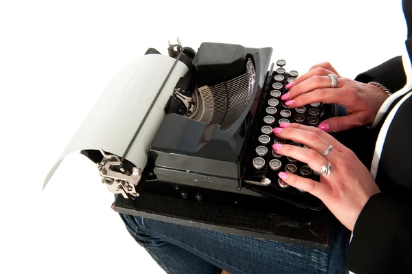 Ragazza con vecchia macchina da scrivere — Foto Stock