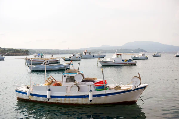 Рыбная гавань с лодками — стоковое фото