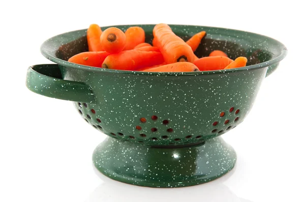 Colador verde con zanahorias frescas —  Fotos de Stock