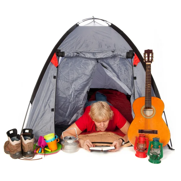 Czytanie na camping — Zdjęcie stockowe
