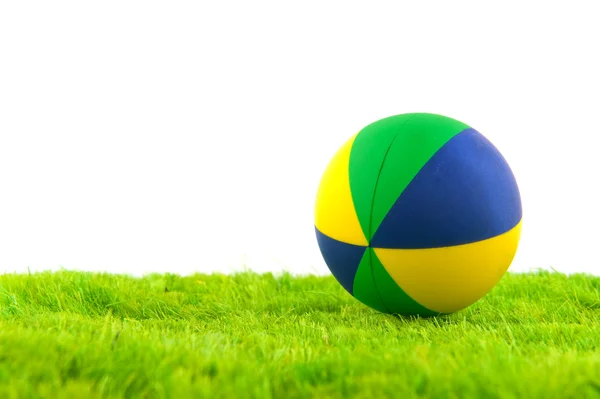 Іграшковий м'яч на траві — стокове фото