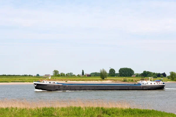 Великий човен на річці — стокове фото