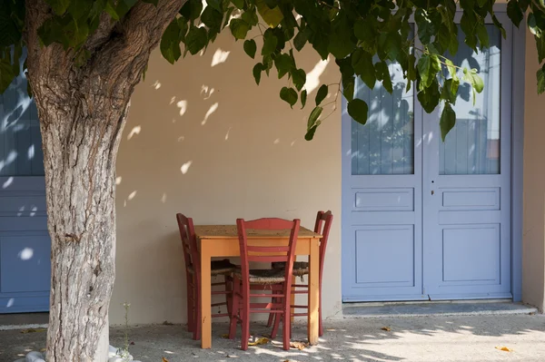 Griechische Terrasse unter dem Baum — Stockfoto