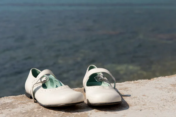 Paar weiße Schuhe — Stockfoto