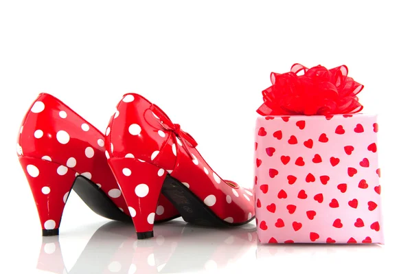 Zapatos con regalo de amor — Foto de Stock