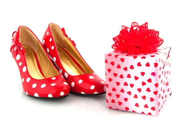 Chaussures avec cadeau d'amour — Photo