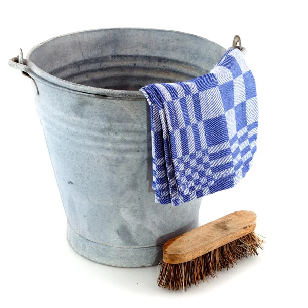Zinek kbelík s čistícím kartáčem — Stock fotografie