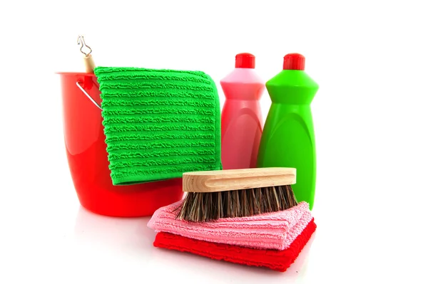 Produtos de limpeza com balde vermelho — Fotografia de Stock