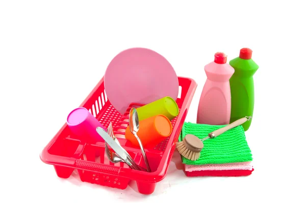 Мытье пластиковой посуды — стоковое фото