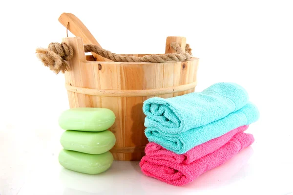 Ξύλινα σάουνα κουβά με πετσέτες και σαπούνι — Φωτογραφία Αρχείου