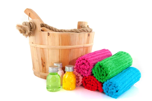 Sauny drewniane wiaderko z kolorowe ręczniki — Zdjęcie stockowe
