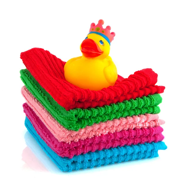 Toalhas coloridas com pato de banho — Fotografia de Stock