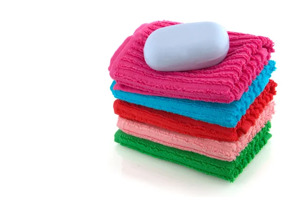 Bunte Handtücher mit Seife — Stockfoto