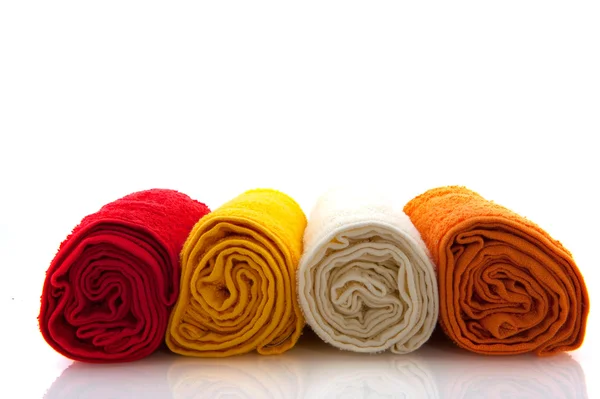 Kleurrijke warmgewalste handdoeken — Stockfoto