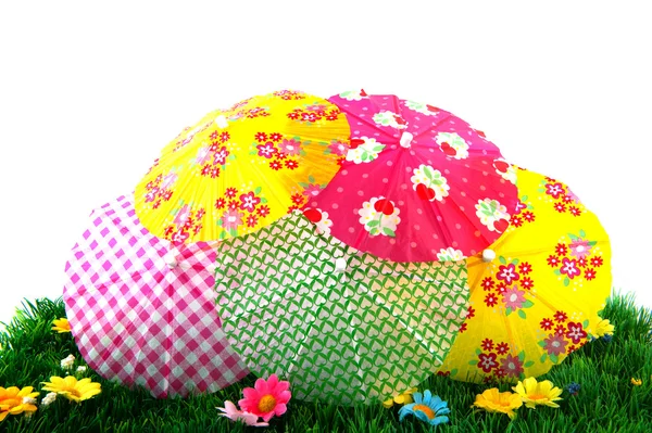 Зонты в траве — стоковое фото