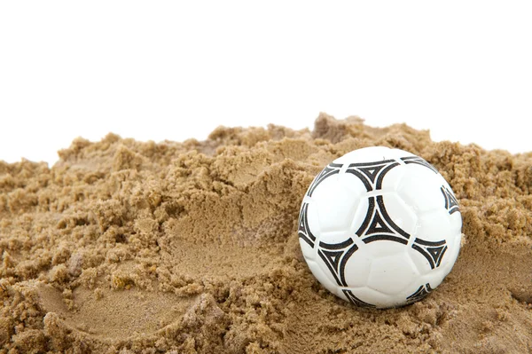 Мяч на пляже — стоковое фото