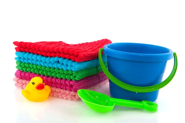 Складные полотенца и набор детских игрушек — стоковое фото