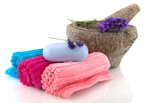 Toalhas enroladas com sabão de lavanda — Fotografia de Stock