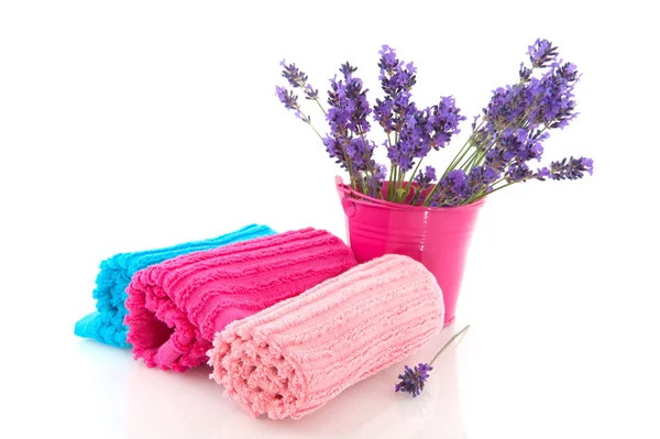 Válcované ručníky s větvičky levandule — Stock fotografie