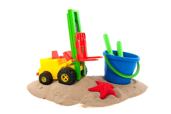 Speelgoed in het zand — Stockfoto
