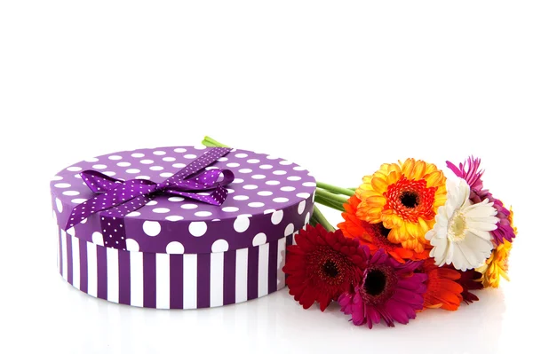 Lila Geschenk mit Blumen — Stockfoto
