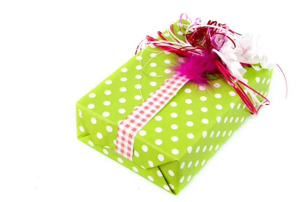 Kreativ verpacktes grünes Geschenk — Stockfoto