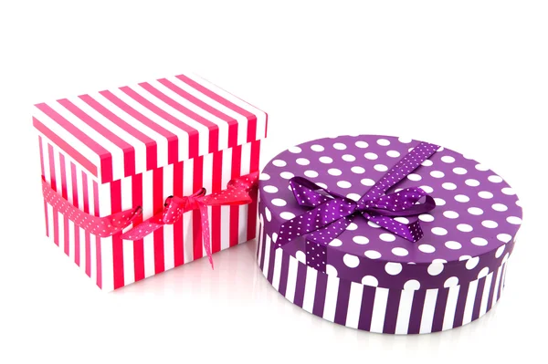 Фіолетовий і червоний смугастий подарунок — стокове фото