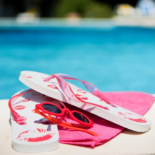 Flip-flops in de buurt van het zwembad — Stockfoto