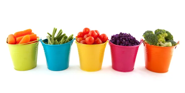 Legumes frescos em baldes coloridos — Fotografia de Stock
