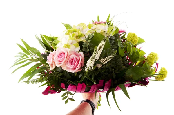 Einen Blumenstrauß mit Hortensien geben — Stockfoto