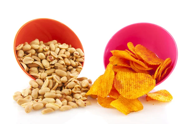Gesalzene Erdnüsse und Paprika-Chips — Stockfoto