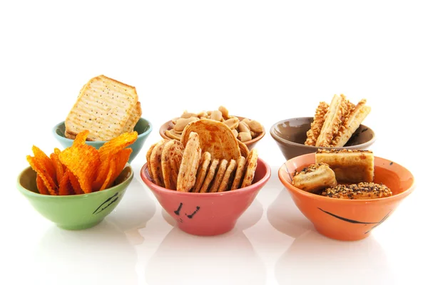 Ciotole con snack salati — Foto Stock