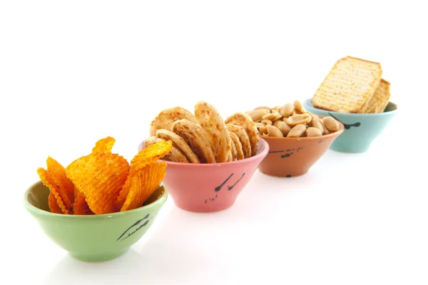Ciotole con snack salati — Foto Stock