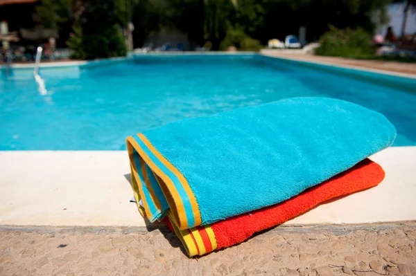 毛巾靠近泳池 — 图库照片